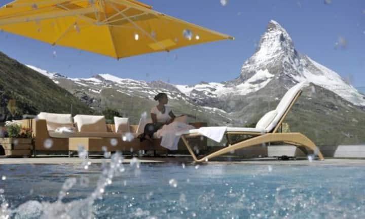 Rang 1: Riffelalp Resort, Zermatt. Die Edel-Lodge verfügt über zwei der kostbarsten touristischen Rohstoffe: eine Lage mit Seltenheitswert und absolute Ruhe. Das Haus vermittelt das Besondere der alpinen Umgebung in jeder Hinsicht. Platz 1 im BILANZ-Ranking.Hier gehts zur vollständigen Liste des 18. BILANZ-Hotel-Ratings
Bilder: ZVG/ PR