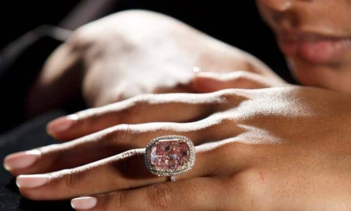 Der gleiche Käufer ersteigerte auch den pinken Diamanten mit 16,08 Karat von Christie's. Für «Sweet Josephine» musste der Hongkonger Milliardär 26,6 Millionen Euro springen lassen. Bereits 2009 ersteigerte Jospeh Lau für 9,5 Millionen Dollar den blauen Diamanten «Star of Josephine».