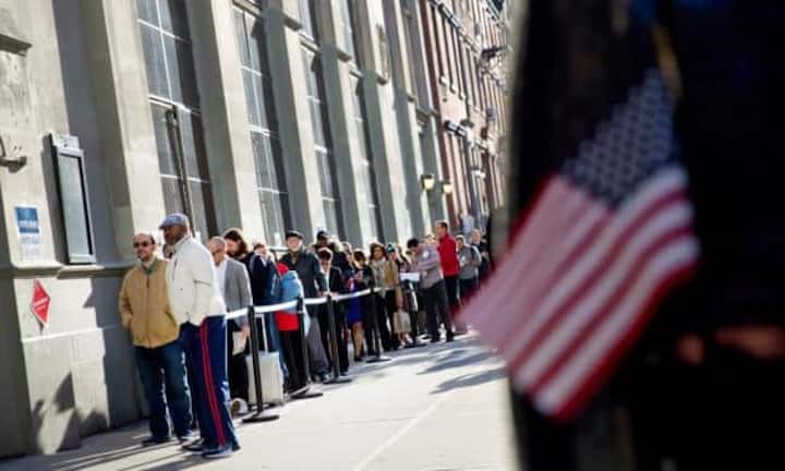 Lange Schlangen vor dem Wahlbüro in Chelsea, New York.