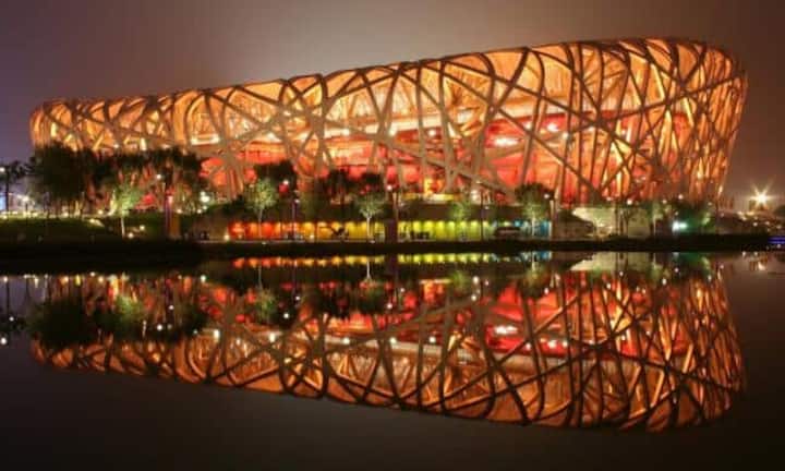 Viel Kritik gab es indes für den Bau des «Vogelnestes» für die Olympischen Spiele 2008 in Peking. Menschenrechtler prangerten die Zusammenarbeit mit dem Regime an und Chinesen sahen im Projekt den Missbrauch Chinas als Experimentierfeld. Herzog & de Meuron planten das Stadion zusammen mit dem chinesischen Künstler Ai Weiwei. Wikimedia/CC/Peter23
