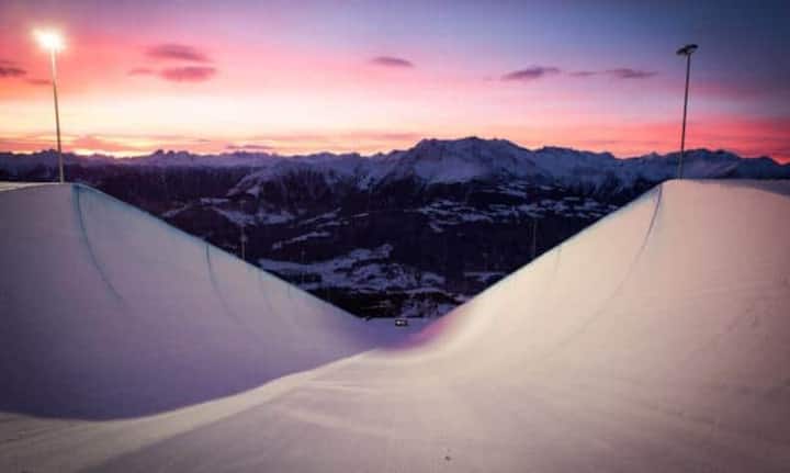Grösste HalfpipeDie Rekord-Pipe in Laax: Die Anlage wurde um 60 auf 200 Meter verlängert und ist jetzt die grösste permanente Halfpipe der Welt.
Philipp Ruggli/ Laax