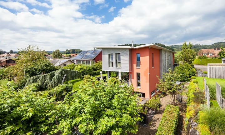 Eine Doppelgarage bietet genug Platz für das parkieren zweier Autos. In einem separatem Abstellraum können unter anderem auch Velos verstaut werden.