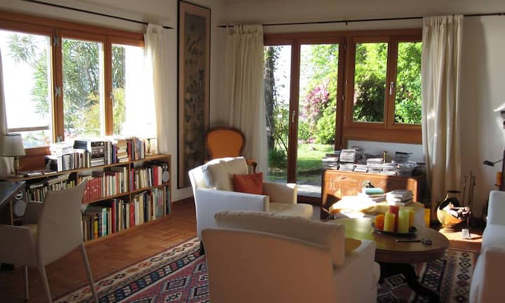 Im Parterre des Haupthauses findet man einen gemütlichen Wohnraum sowie ein Esszimmer. Der Zugang zur Terrasse befindet sich geradeaus.