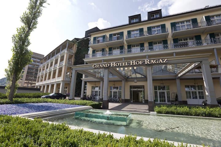 Rang 1: Das Grand Resort Bad Ragaz steht zuoberst auf dem Podest und bekommt Gold. (Bilder: Keystone und ZVG)

Das ausführliche Ranking der 20 besten Wellnesshotels finden Sie hier)