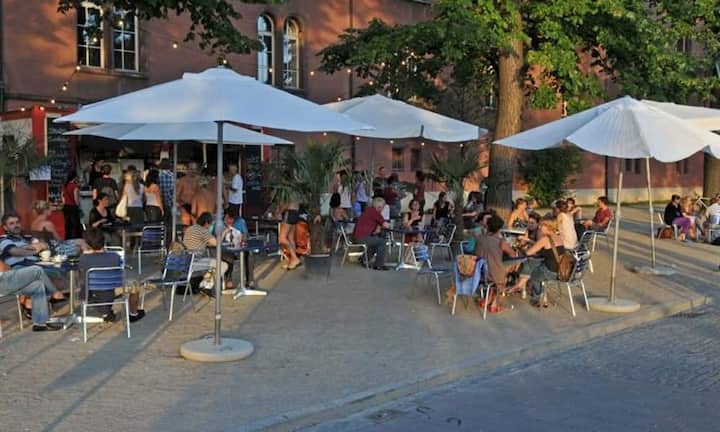 Seit ein paar Jahren gehören am Rheinknie sogenannte Buvetten zum (sommerlichen) Stadtbild. Hier trifft man sich in erster Linie nach dem kühlen Rheinschwimmen – wie beispielsweise am «Rhyschänzli» bei der Kaserne. (Bild: ZVG)