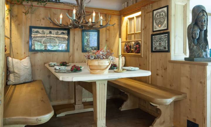 Der Innenausbau ist mit aufwendig verarbeitetem Altholz gebaut.