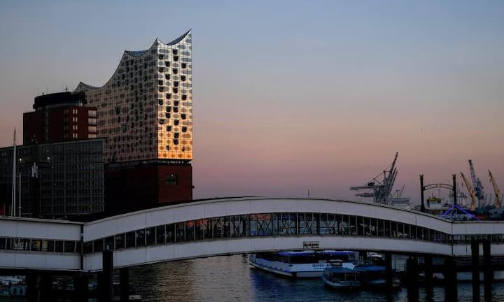 Eigentlich sollte das Konzerthaus schon 2010 fertiggestellt sein. Jahrelange Querelen um Kostensteigerungen und Bauverzögerungen machten den Plänen aber immer wieder einen Strich durch die Rechnung. In der Endabrechnung stehen Kosten von 789 statt 77 Millionen Euro.