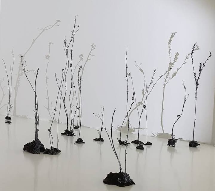 Great White, Videoprojektion, 2017/18, Ursula Palla > Videostill; Ursula Palla Empty Garden 2, Videoinstallation, 2020, Ursula Palla > Foto; Ursula Palla Listen to the Flowers, Aluminium und Bronze mit Waffenstahl, 2022, Ursula Palla > Foto Ursula Palla