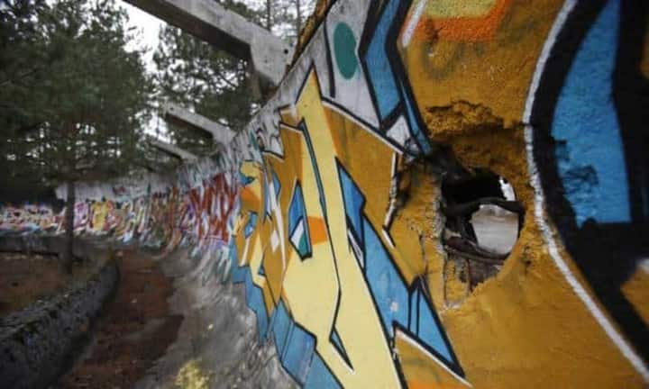 Rodelbahn in Sarajevo
Die Rodelbahn beim Mount Trebevic wurde im Bosnienkrieg als Geschützstellung zweckentfremdet und dabei stark beschädigt.