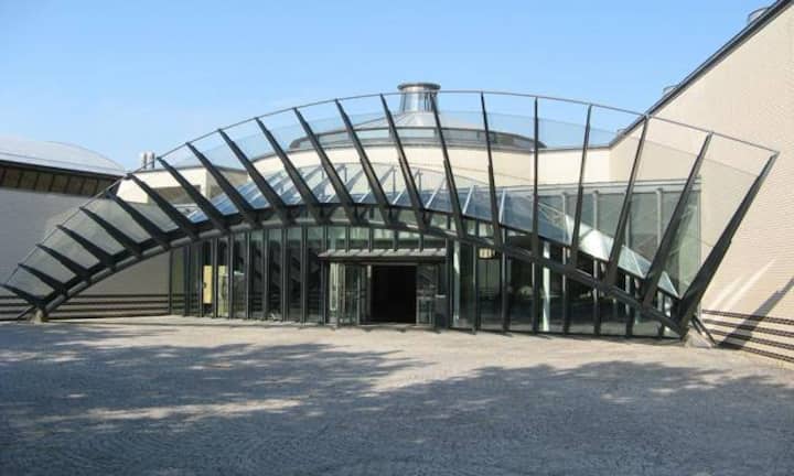 Der Erweiterungsbau der Kantonsschule Wohlen gilt als Meisterwerk der modernen Architektur. Calatrava hat die Pläne für die Dachkonstruktionen beigesteuert, so etwa im Eingangsbereich. Voyager/CC/Wikimedia