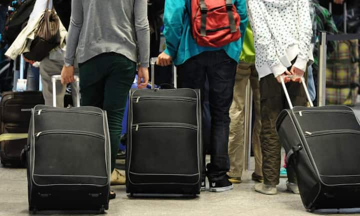 Die Grossfamilie: Sie wissen, dass es für die Eltern nicht leicht ist, junge Kinder im Zaum zu halten. Trotzdem ist die Freude nicht gerade gross, wenn Sie mehrere Stunden lang hinter, vor oder neben einem weinenden Baby und einem nörgelndem Kleinkind sitzen. In dem Falle ist es aber meistens unangebracht, den überforderten Eltern Vorwürfe zu machen. Im Zweifelsfall helfen Ohrstöpsel und die Lieblingsmusik.