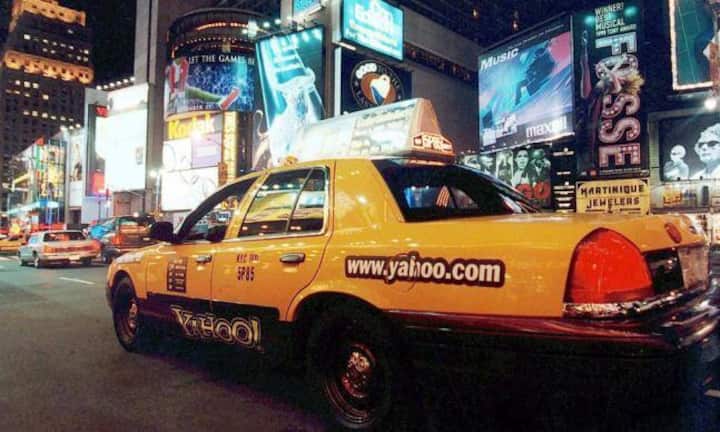 2000: Yahoo ist zeitweise mehr als 120 Milliarden Dollar wert. Anders als der Konkurrent AOL, der Time Warner übernehmen will, nutzt der Internet-Pionier die Bewertung nicht für einen grossen Deal. Mit dem Platzen der Internet-Börsenblase fällt die Aktie um rund 90 Prozent.