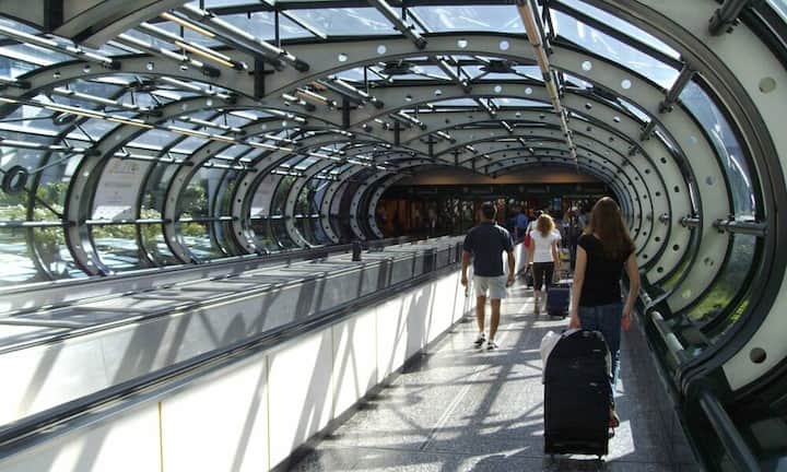 Den dritten Platz unter Europas Flughäfen bis zu 20 Millionen Passagieren
belegt Mailand-Malpensa: Haben Reisende hier die Sicherheitskontrolle hinter sich gebracht, sitzen sie nach maximal zwölf Minuten Gehzeit im Flieger.Mailander00/Wikimedia/CC