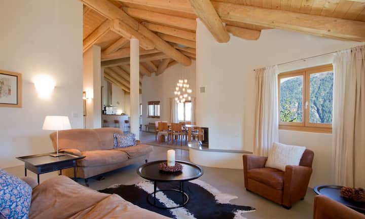 Der offene Wohn- und Essbereich überzeugt durch seine Helligkeit.