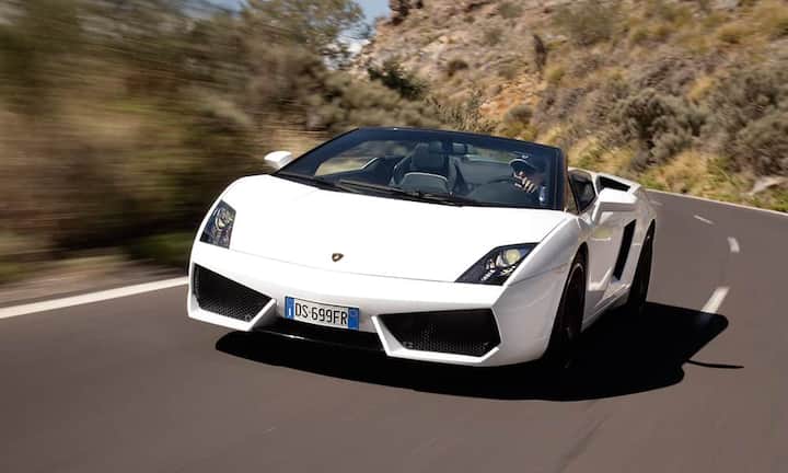 Wenn dieser Sommer eine laute Party sein soll, darf es ein offener Sportwagen aus Italien sein. Der aggressiv-rassige Gallardo Spyder drängt sich da geradezu auf – seine Textilkapuze öffnet in lediglich 20 Sekunden. Gierige V10-Power (550 bis 570 PS, eine Beschleunigung von 0 auf 100 km/h in 4,2/3,9 Sekunden) und das messerscharfe Styling ergeben eine explosive Mischung mit bis zu 325 km/h Spitze und hohem Anmachfaktor. Kosten? Ab 230'000 Franken. Viel Spass in Saint-Tropez!