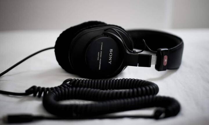 SonyDieser Name ist eine Kombination aus dem lateinischen Wort «sonus», das Klang bedeutet, und dem englischen Wort «Sonny», zu deutsch «Söhnchen». Er wurde gewählt, weil er in jeder Sprache gut auszusprechen ist. Falvio Ensiki/Flickr/CC