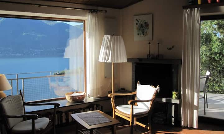 Das Gemeinsame an den Häusern ist die unverbaubare Aussicht und die grossen Fenster zum See. Das Haupthaus steht etwa 20 Meter entfernt und bietet eine Wohnfläche von 94 m².