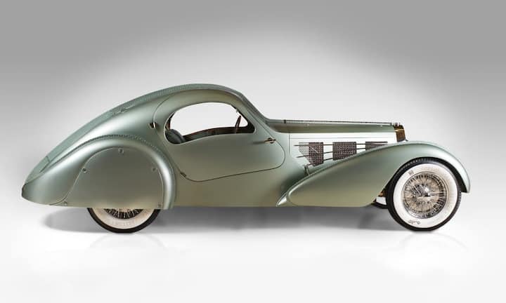 Diese Entwicklung, die bereits in den frühen 30er-Jahren einsetzte, wird anhand von bekannten und weniger bekannten Meilensteinen aus der Welt der Konzeptfahrzeuge illustriert. Auch der Bugatti Type 57S Compétition Coupé Aérolithe ist von 1935.Museum of High Art/Joe Wiecha