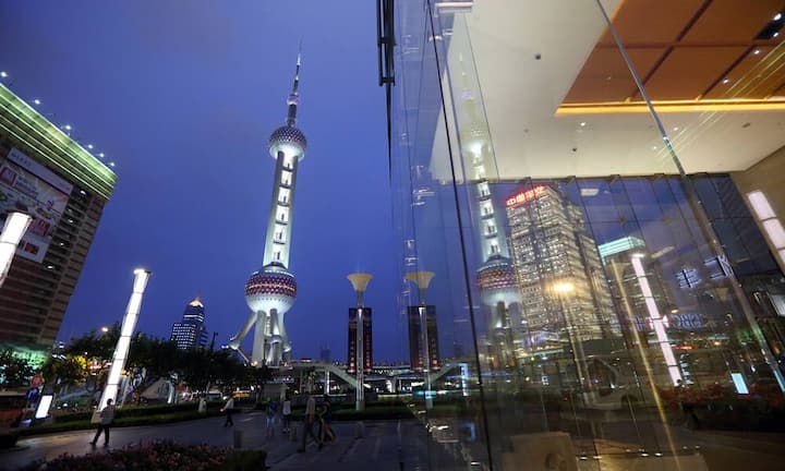 Platz 10: Oriental Pearl Tower, Shanghai Mit seinen weithin sichtbaren drei Kugeln gilt der Oriental Pearl Tower als einer der Wahrzeichen der Stadt. Die Aussichtsplattform «Space Cabin» liegt auf 342 Metern Höhe.