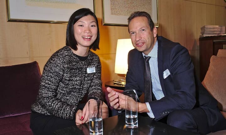 Leona Chandra Kruse, Studentin;
Thomas Krey, Head of Investment Communication, Bank Vontobel AG