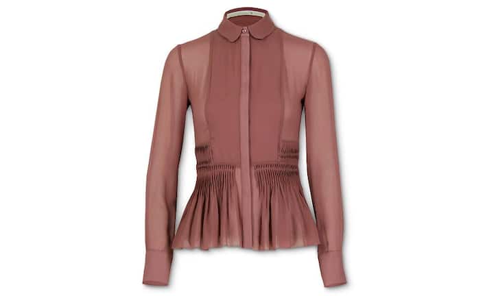 Romantisch: Plissees sind längst nicht mehr nur romantischen Stylings vorbehalten. Der zeitlose Klassiker ist wie gemacht für Stilbrüche. Kombinieren kann man diese wundervoll plissierte Seidenbluse von Schumacher zu rockigen Lederröhren, robustem Denim oder Grobstrick. Schumacher, Bluse, 460 Franken.