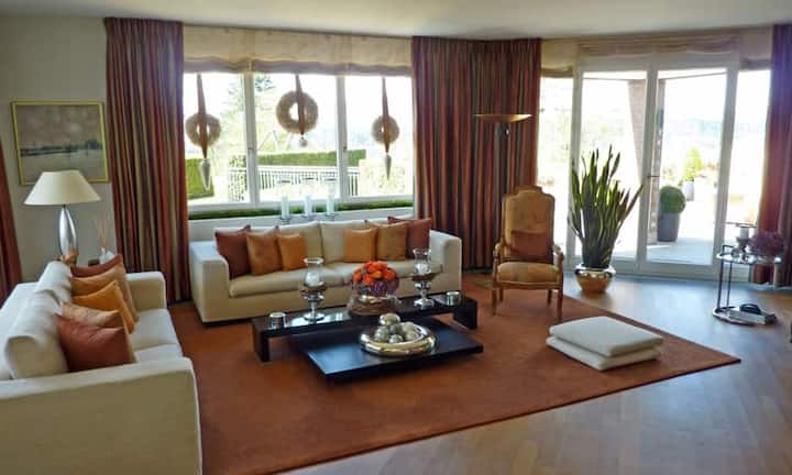 Das Haus im Aarwangen BE ist grossszügig konzipiert und bietet mehrere Wohnbereiche,  Cheminées, ...