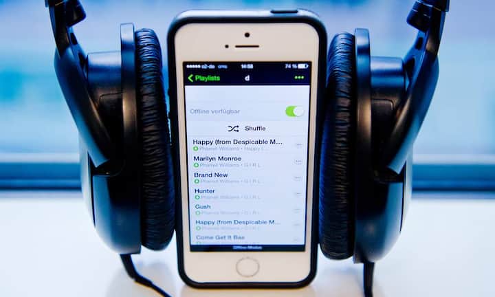 Doch wer heute Musik hören will, der streamt. Die Musikverwertungsgesellschaft Suisa geht für Schweizer Komponisten von einem ungefähren Durchschnittsumsatz von 0,0018 Franken pro gestreamten Song aus. Je nach Deal zwischen Label und Komponist schaut mehr oder weniger heraus.