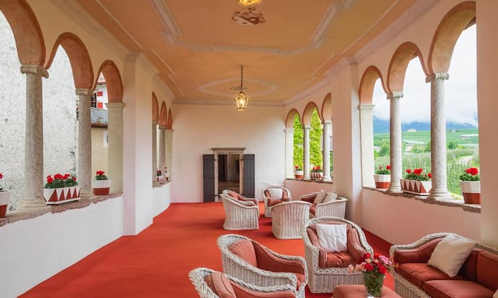 Den Angaben zufolge wurde das Schloss in den vergangenen 20 Jahren vollständig restauriert. Zum Grundstück gehören Obstgärten genauso wie ein Wald.