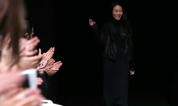 Die chinesische Designerin Yiquing Yin winkt auf dem Laufsteg der diesjährigen Pariser Fashion Week.