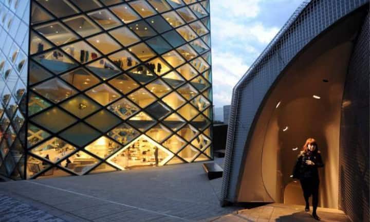 Stilmässig decken Herzog & de Meuron eine grosse Bandbreite ab. Die Prada Boutique in Tokio aus dem Jahr 2003 weicht beispielsweise stark ab von dem Minimalismus vieler anderer Projekte. Keystone