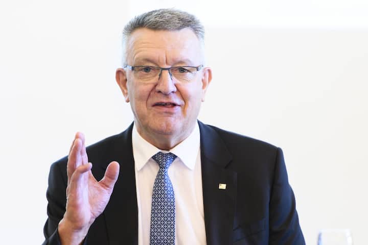 Georges Godel, President du Conseil d'Etat, Directeur des finances, prend la parole lors d'une conference de presse du Conseil d'Etat sur l'audits de la gestion financiere du HFR, ce vendredi 13 juillet 2018 a Fribourg. (KEYSTONE/Anthony Anex)