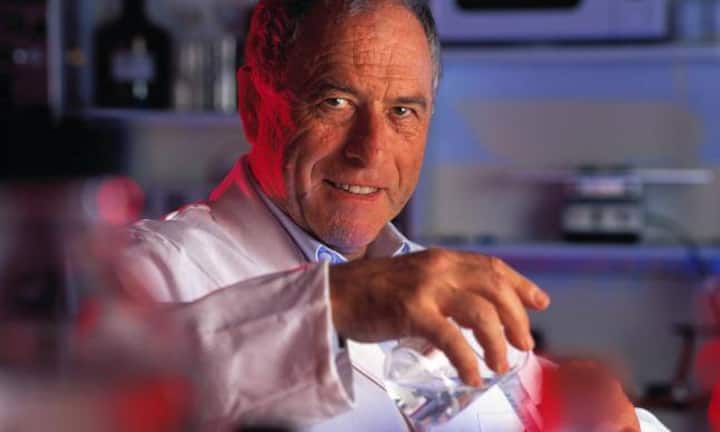 Kurt Wüthrich - Nobelpreis für Chemie 2002
Der Schweizer Forscher wurde für seine bahnbrechenden Arbeiten zur Proteinstruktur ausgezeichnet. Den Preis erhielt er zusammen mit dem Amerikaner John B. Fenn und dem Japaner Koichi Tanaka.
Keystone