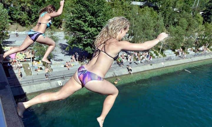 Der Obere Letten ist meist sehr gut besucht. Das eher junge, hippe und tätowierte Publikum liegt und steht meist sehr gedrängt zwischen Fluss und Restaurant/Bar. Hier trifft man weniger Manager an als vorne am See. Wem es zu heiss wird, kann den Weg hoch gehen und sich ins kühle Nass stürzen und sich treiben lassen. (Bild: Keystone)