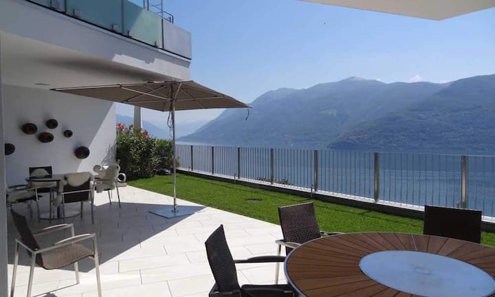 ...führen auf die 165 Quadratmeter grosse, teilgedeckte Terrasse mit verschiedenen Sitzgelegenheiten.