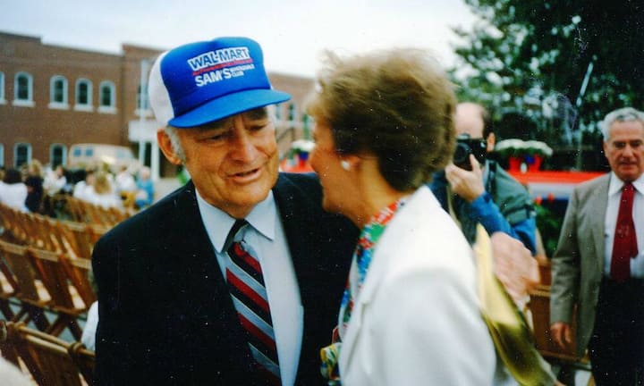 Sam Walton war Besitzer eines kleinen Discounters in Amerika. Er kaufte mit dem geliehenen Geld seines Stiefvaters einen weiteren dazu und hatte trotzdem Mühe, seine Mitarbeiter zu bezahlen. Doch mit seiner Erfahrung machte Walton im Alter von 44 Jahren den Schritt vom Franchise-Nehmer zum eigenständigen Unternehmer und eröffnete den ersten Laden der heutigen Erfolgs-Ladenkette Walmart.