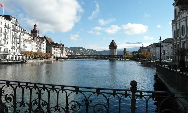 Platz 6: Luzern Die Luzerner müssen an ihrem Gesundheits- und Sicherheitssystem arbeiten (Rang 106). Dafür ist der Arbeitsmarkt in der Stadt am nordwestlichen Ufer des Vierwaldstättersee mit Rang 3 einer der besten. 
Pixabay