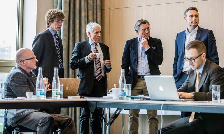 Die Vorselektion: Die Banken konnten dem Kunden per E-Mail Rückfragen stellen, was rege gemacht wurde – Hunderte von Mails wurden ausgetauscht. Aus den resultierenden Anlagevorschlägen wählte die Jury die 16 besten aus.