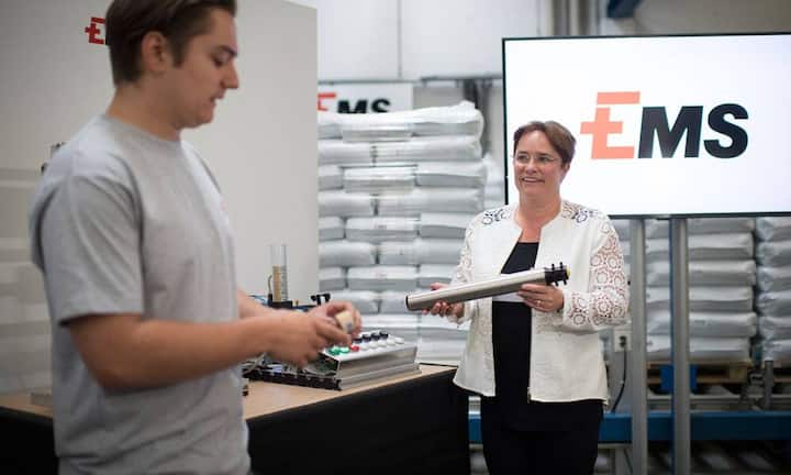 Mit 12,5 Milliarden erreicht die Ems-Marktkapitalisierung im Jahr 2016 einen Höchstwert, Martullo-Blochers Anteil ist 3,75 Milliarden Franken wert.Bilder: Keystone