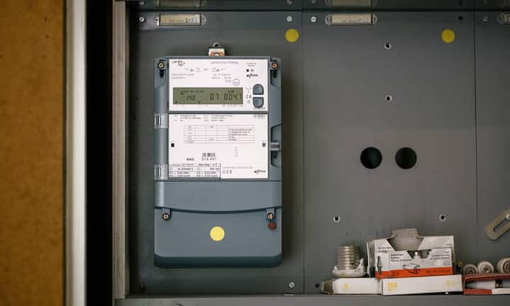 Für Landis+Gyr ist der Börsengang auch eine Rückkehr: Bis vor 22 Jahren wurden die Titel der 1896 gegründeten Firma an der Börse gehandelt. Allerdings hat sich das Zuger Unternehmen in der Zwischenzeit grundlegend verändert: Heute arbeiten deutlich weniger Leute für Landis+Gyr und auch die Produktepalette hat sich gewandelt.