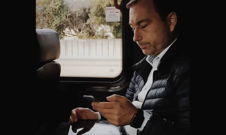 Studienleiter Patrick Comboeuf twittert im Bus: «Change is difficult ... but not changing is fatal.»