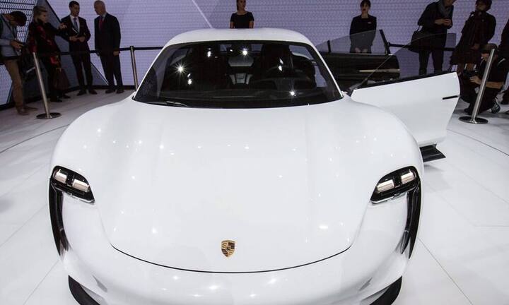 Porsche Mission E ConceptDieses Modell kommt im Porsche-typischen Design daher und soll Tesla in Zukunft Konkurrenz machen.