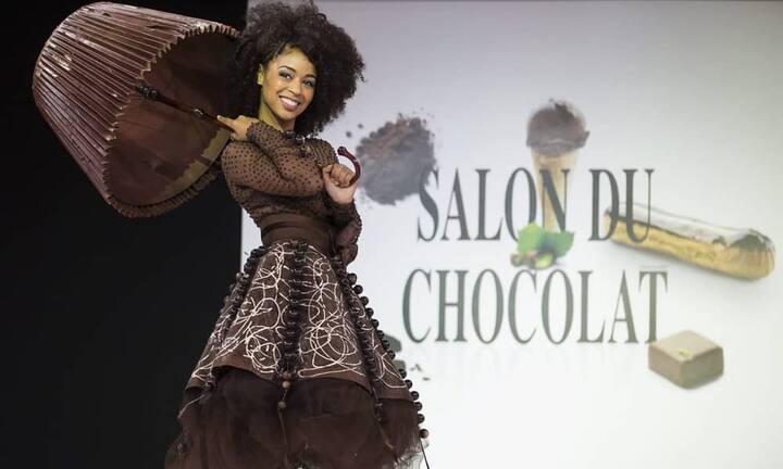 Mit seiner 20. Ausgabe lockt der Salon du Chocolat als weltweit grösste Schokoladenmesse wieder nach Paris. Zum Auftakt steckten die Schokoladenexperten Models in tragbare Kostümfantasien aus Schokolade. Ein Model präsentierte dabei ein süsses Abendkleid, mit passendem Regenschirm für Regentage. Entworfen hat die Outfits Designerin Patrice Chapon.