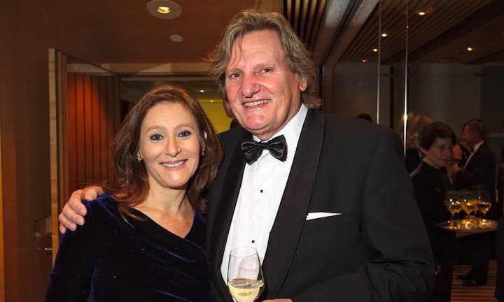 Névine Alvadé, Inhaberin, Synchronicity PR LLC;
Bennt Bengtsson, Kunstmaler