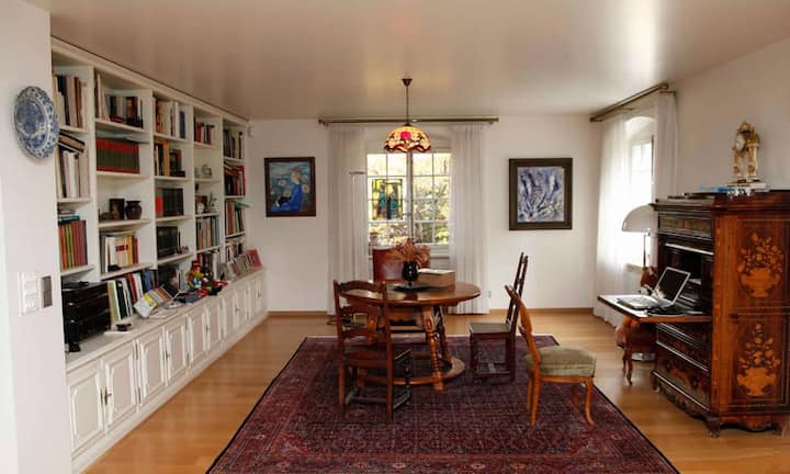 ... das Lesezimmer erstreckt.