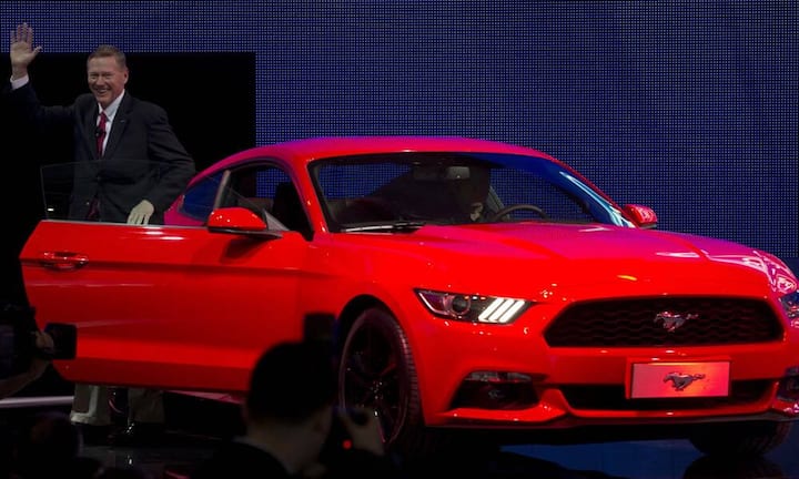 Ford-CEO Alan Mulally präsentiert den neuen Mustang an der Auto China 2014.