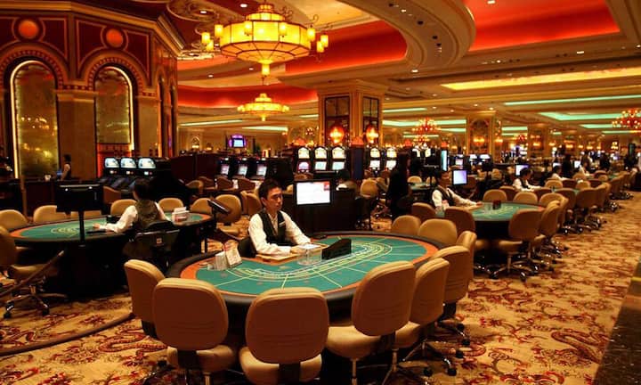 Mit 50'725 m2 das mit Abstand grösste Casino der Welt: The Venetian Macao (China). Es besticht nicht nur mit seiner gigantischen Spielfläche und den 3000 Spielautomaten und 870 Tischen, sondern auch mit seinem attraktiven Angebot. Neben verschiedenen Einkaufsbereichen, vier Swimming-Pools und 24 Weltklasse-Restaurants bietet das Venetian dem Gast über 3'000 Luxus-Hotelzimmer. Und wer will, kann sich mit dem Gondoliere durch die nachgebauten venezianischen Kanäle gondeln lassen. (Bild: Keystone)