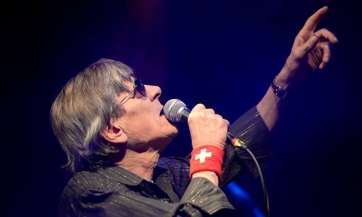 «Am Samschtig, 22. Juli, churz vor Mitternacht, het mys letschte Stündli gschlage und i bi zfriede deheime ygschlafe» - so verabschiedete sich Polo Hofer mit 72 Jahren von der Welt. Der Berner Mundart-Rocksänger, geboren als Urs Alfred Hofer, machte später seinen Pfadinamen zum Markenzeichen. Er war...