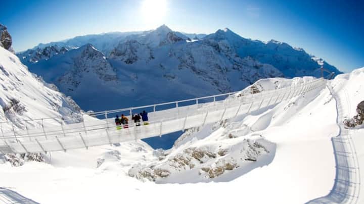 Höchstgelegene HängebrückeDer «Titlis Cliff Walk» ist eine 100 Meter lange Brücke auf dem Titlis. In einer Höhe von mehr als 3000 Metern ist es die höchstgelegene Hängeseilbrücke Europas.