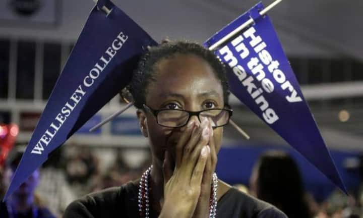 Enttäuschung macht sich bei dieser Clinton-Unterstützerin breit: Trump hat auch Florida gewonnen. Er vereint damit 216 Wahlmänner auf sich, Clinton liegt nach wie vor bei 197.