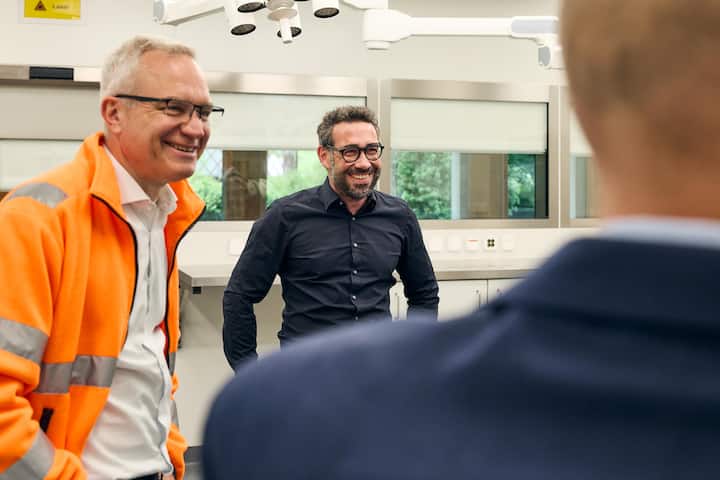 Rundum zufriedene Gesichter: Robert Itschner, CEO der BKW (l.), und Raphael Reusser von der ISP freuen sich über das gelungene Projekt.